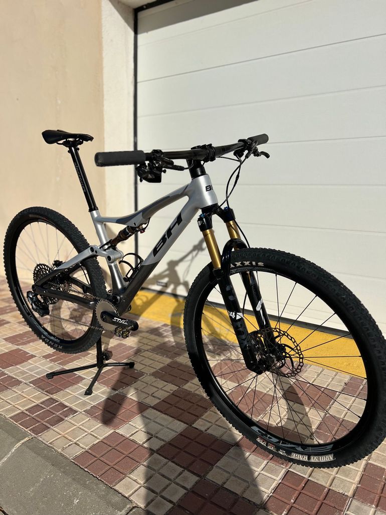 Used BH LYNX RACE EVO CARBON 9.2 2023 2023 Mountainbike, Light Gray, 29 — image 1 of 3