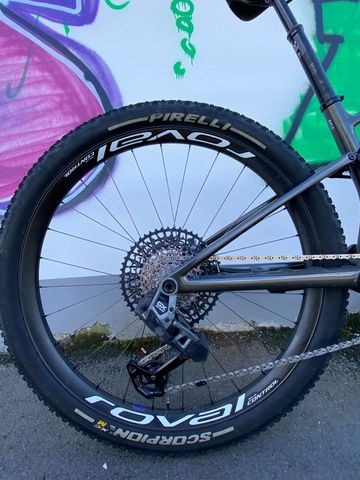 Used Specialized Epic SRAM GX Eagle AXS 2025 Mountainbike, Light Gray — image 4 of 16