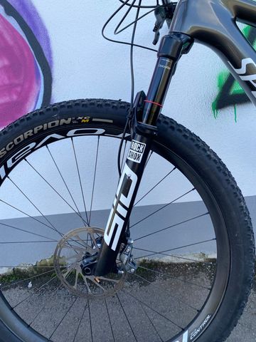 Used Specialized Epic SRAM GX Eagle AXS 2025 Mountainbike, Light Gray — image 9 of 16