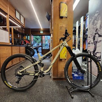 Tweedehands Commencal META TR 29 ESSENTIAL 2022 2022 Mountainbike — afbeelding 1 van 9