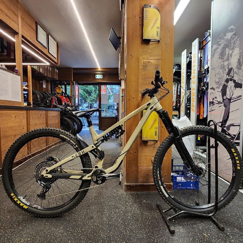 Tweedehands Commencal META TR 29 ESSENTIAL 2022 2022 Mountainbike — afbeelding 1 van 9