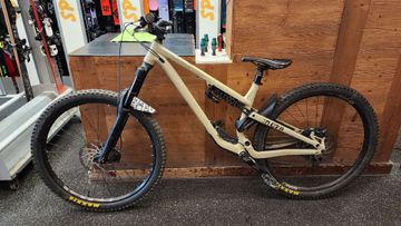 Tweedehands Commencal META TR 29 ESSENTIAL 2022 2022 Mountainbike — afbeelding 2 van 9