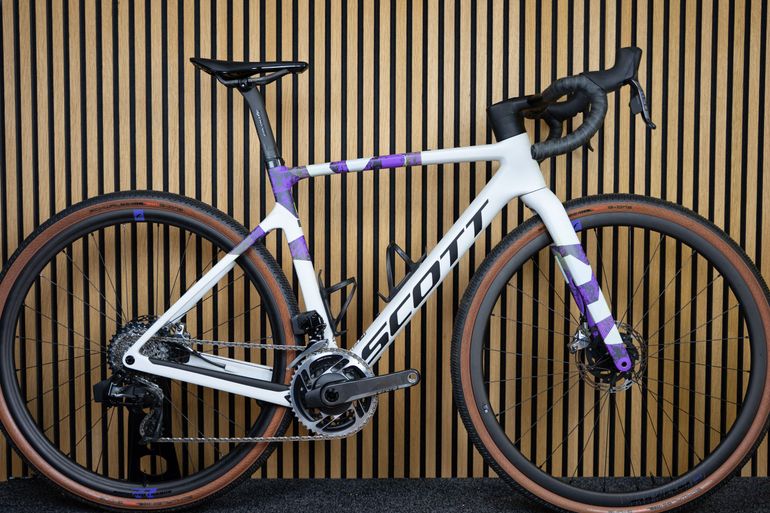 Used Scott Addict Gravel RC 2024 2024 Road & Gravel, White — image 1 of 15