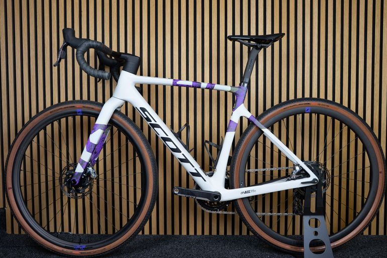 Used Scott Addict Gravel RC 2024 2024 Road & Gravel, White — image 2 of 15