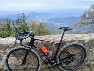 Used Giant Revolt Advanced 1 2023 2023 Road & Gravel, Red — image 3 of 4