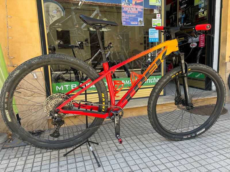 Used Trek Procaliber 9.5 2021 2021 Mountainbike, Orange, 29 — image 1 of 5