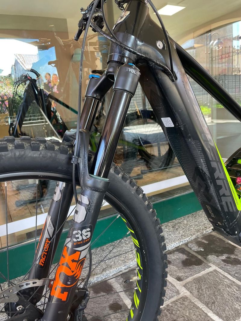 Used Lapierre Overvolt Shimano Deore XT 2018 Mountainbike, Black — image 4 of 10