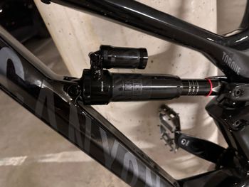 Canyon Torque 29 CF 7 2022 2022 Mountainbike usato, Nero — immagine 6 di 8