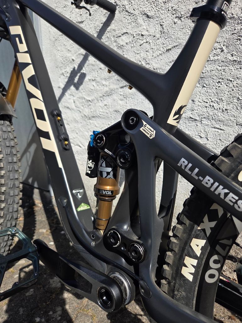 Pivot Switchblade 2024