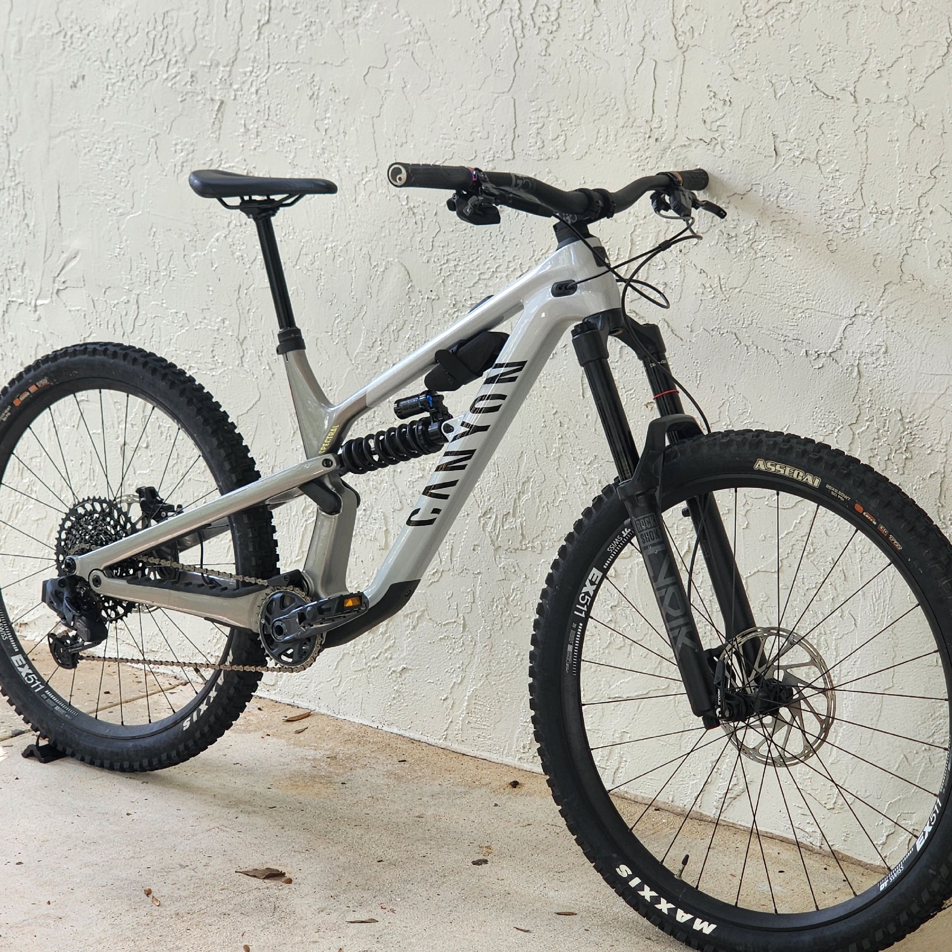 Yamato様　Canyon Spectral CF 8.0 Mサイズ 2017 Canyon Spectral CF 8.0 Bike - Reviews, Comparisons