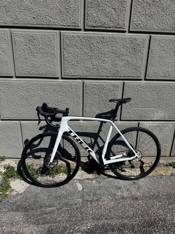 Trek Émonda SL 5 2024 2024 Road & Gravel usato, Bianco — immagine 2 di 16