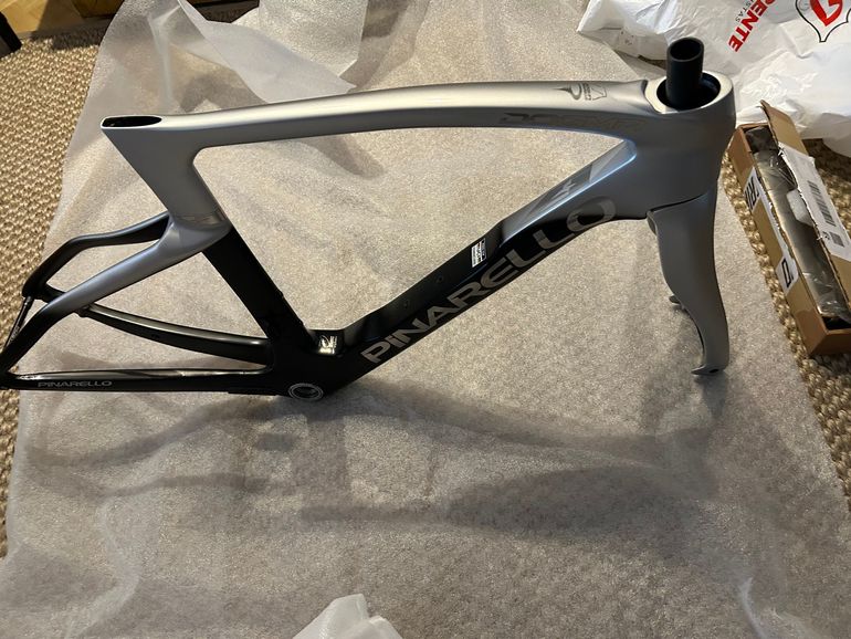 美品　PINARELLO DOGMA F 2022 フレーム＋おまけ多数 93d4ac4ee06bbe93bc71db6d20b78f