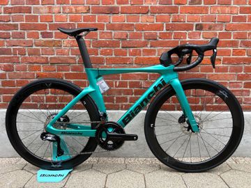 Tweedehands Bianchi NEW! Bianchi Oltre Comp/Roadbike/Shimano Ultegra Di2/Size 50/Velomann Carbon 2025 Road & Gravel