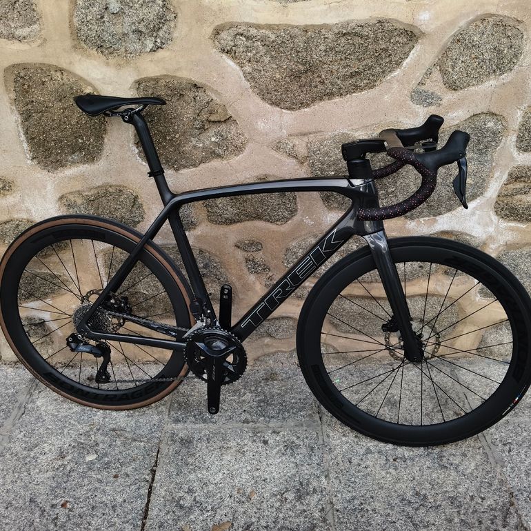 Used Trek Emonda Shimano 105 Di2 2023 Road & Gravel, Schwarz — image 1 of 10