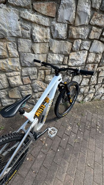 Canyon Torque CF CLLCTV FW 2024 2024 Mountainbike usato, Bianco — immagine 3 di 6