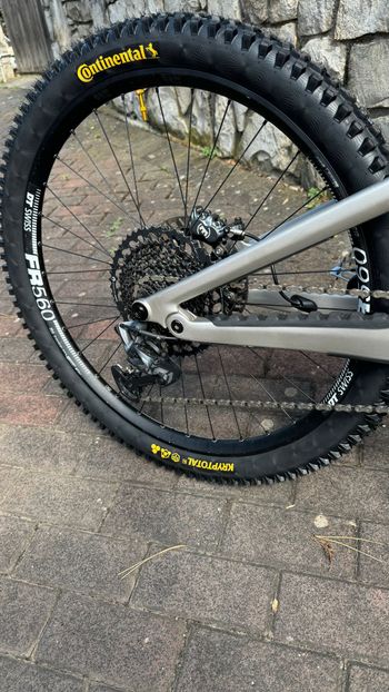 Canyon Torque CF CLLCTV FW 2024 2024 Mountainbike usato, Bianco — immagine 4 di 6