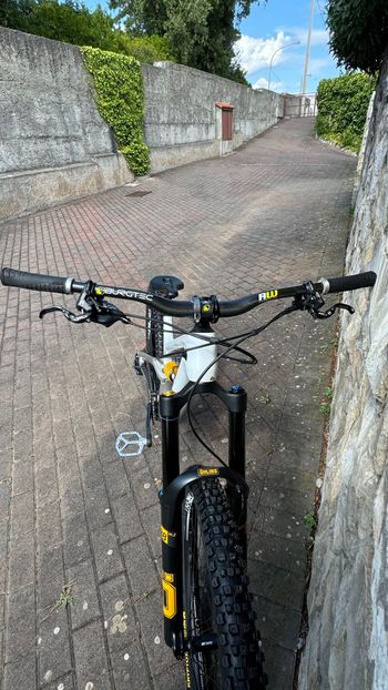 Canyon Torque CF CLLCTV FW 2024 2024 Mountainbike usato, Bianco — immagine 5 di 6