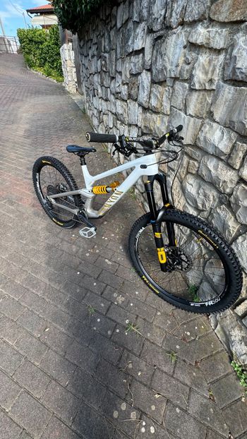 Canyon Torque CF CLLCTV FW 2024 2024 Mountainbike usato, Bianco — immagine 2 di 6