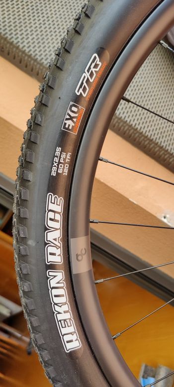 Used Orbea OIZ M PRO TR 2022 2022 Mountainbike, Orange, 29 — image 8 of 9