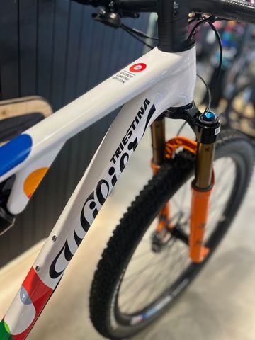 Used Wilier URTA MAX SLR 2025 Mountainbike, White — image 4 of 5