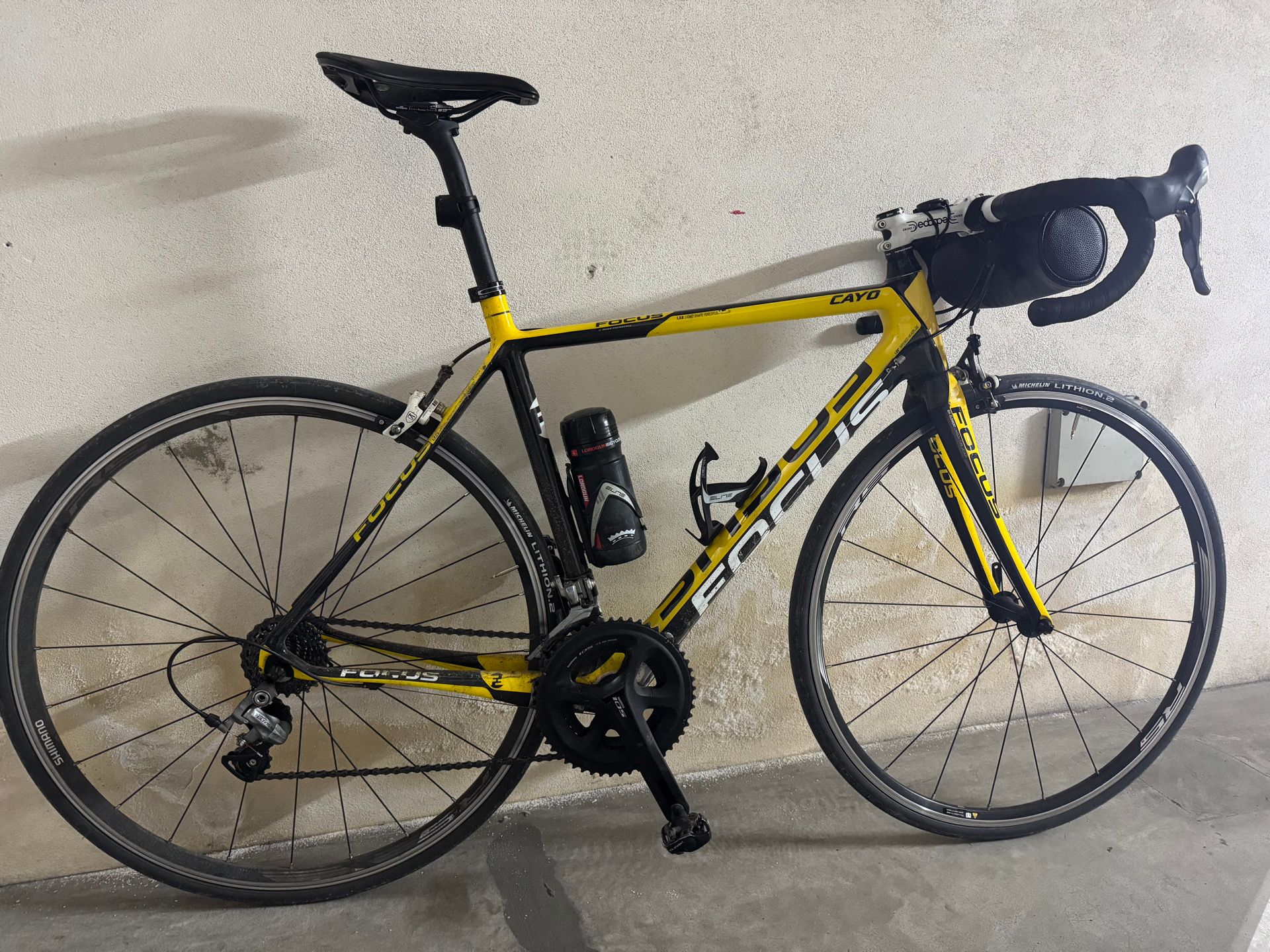 FOCUS「フォーカス」 CAYO 2016 シマノ105 2016 Focus Cayo 105 Disc Mens Performance Road Bike in Bk/wht/re