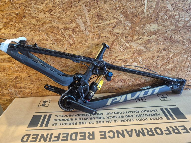Pivot PHOENIX Pro Saint 2025 Frameset 2025