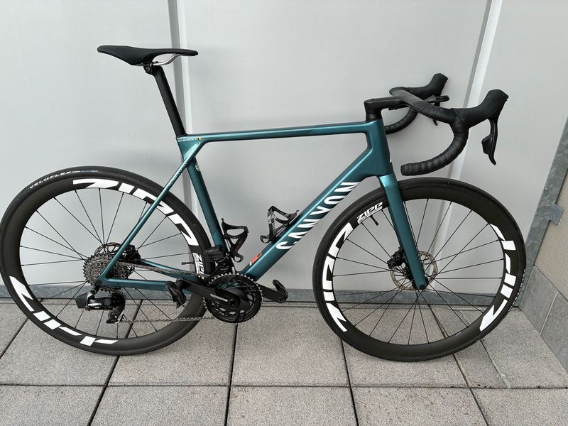 Canyon ULTIMATE CF SLX 2024 2024 Road & Gravel usato