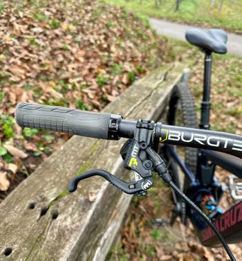 Used Santa Cruz Nomad 2024 Mountainbike, Blue, Mixed — image 8 of 18