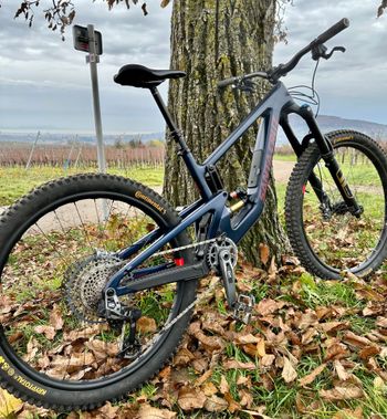 Used Santa Cruz Nomad 2024 Mountainbike, Blue, Mixed — image 4 of 18