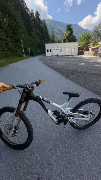 Used Commencal Supreme V4 2020 Mountainbike, White — image 3 of 4