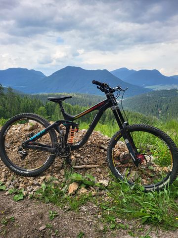 Used Giant Glory Shimano Saint 2018 Mountainbike, Black — image 4 of 4