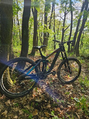Used Giant Glory Shimano Saint 2018 Mountainbike, Black — image 3 of 4