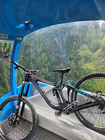 Used Giant Glory Shimano Saint 2018 Mountainbike, Black — image 1 of 4
