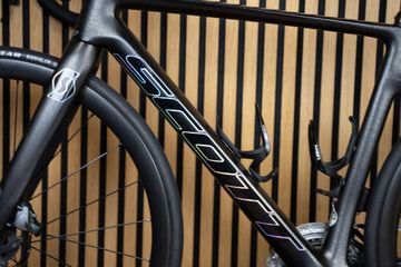 Scott Addict RC 10 2023 2023 Road & Gravel usato, Nero — immagine 9 di 12