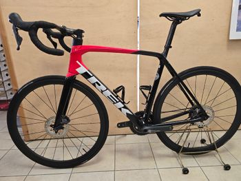 Used Trek Sl6 2022 Road & Gravel, Rot — image 11 of 15