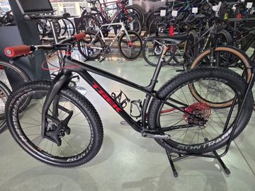 Trek STACHE CUSTOM 2023 Mountainbike usato, Nero — immagine 2 di 21