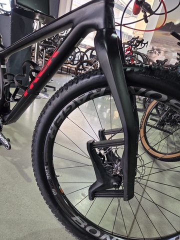 Trek STACHE CUSTOM 2023 Mountainbike usato, Nero — immagine 18 di 21