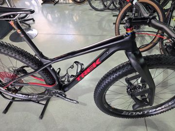 Trek STACHE CUSTOM 2023 Mountainbike usato, Nero — immagine 11 di 21