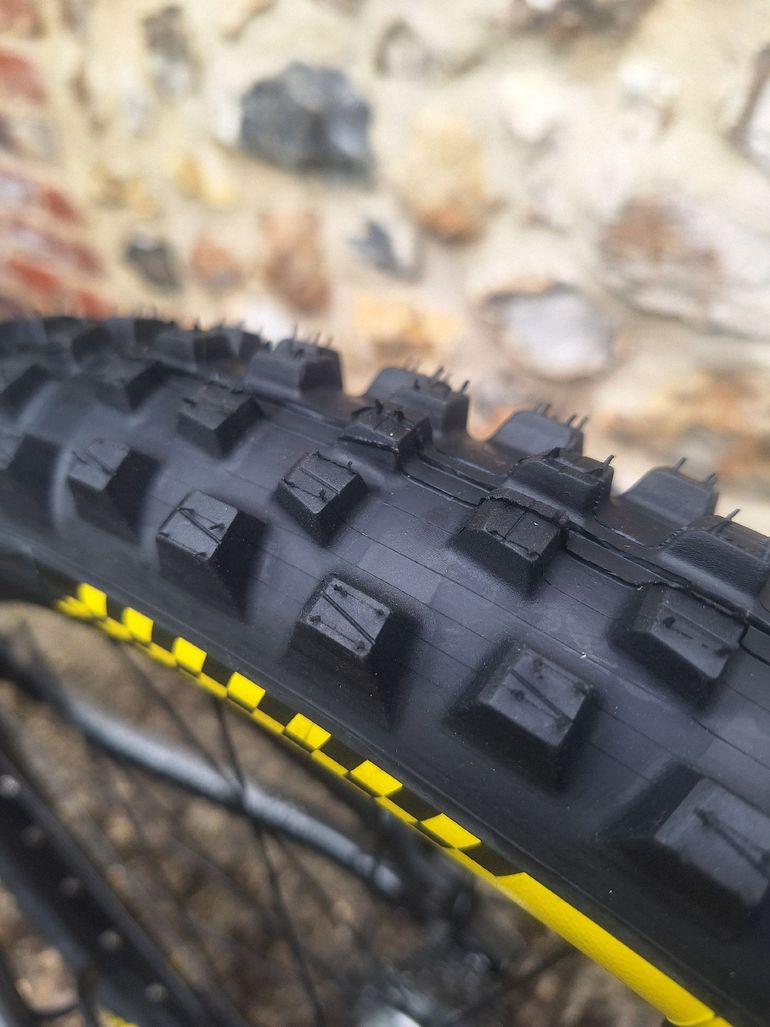 Used Commencal Supreme DH V3 2019 Mountainbike, Light Gray — image 7 of 8