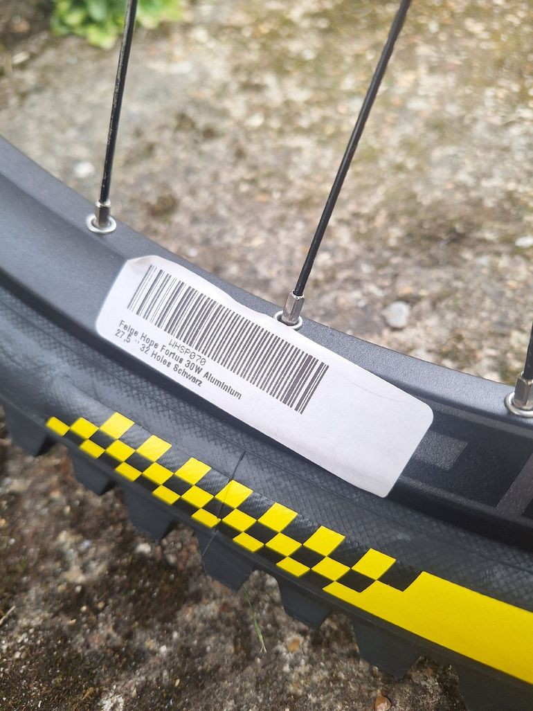 Used Commencal Supreme DH V3 2019 Mountainbike, Light Gray — image 2 of 8