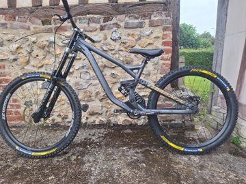 Used Commencal Supreme DH V3 2019 Mountainbike, Light Gray — image 1 of 8