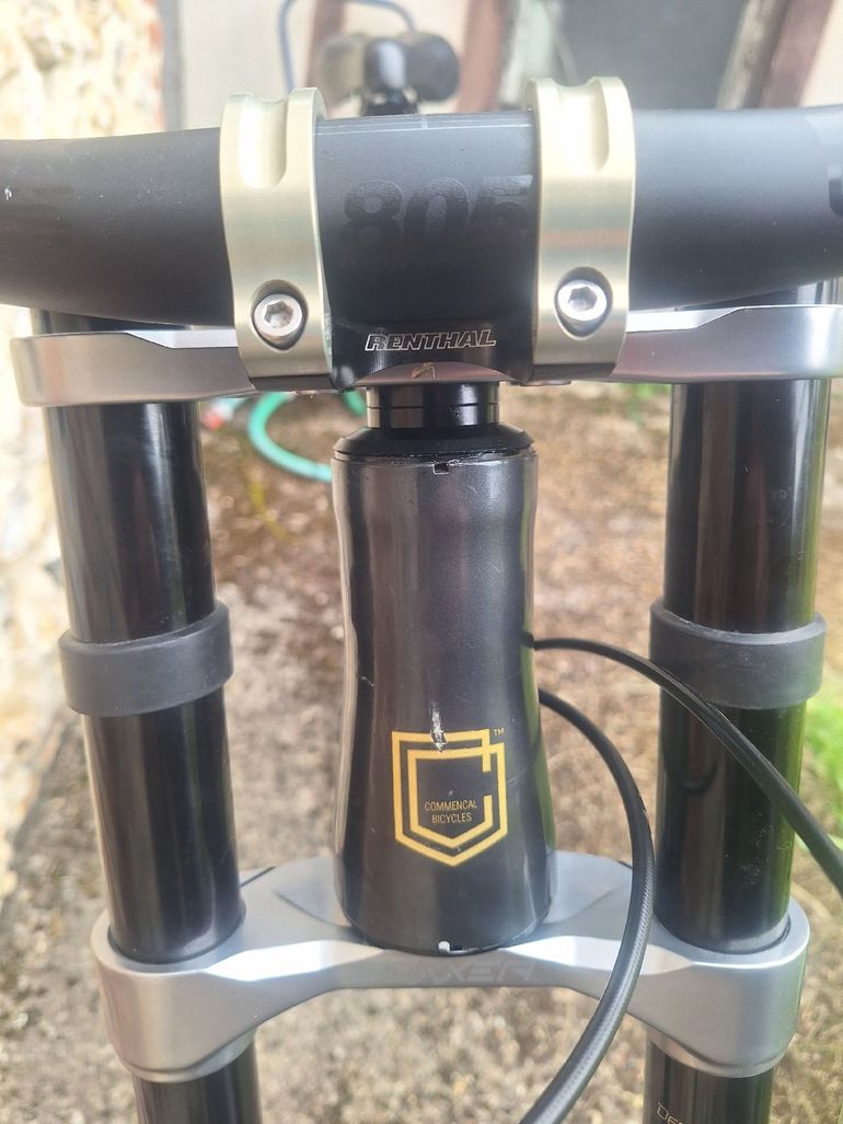 Used Commencal Supreme DH V3 2019 Mountainbike, Light Gray — image 8 of 8