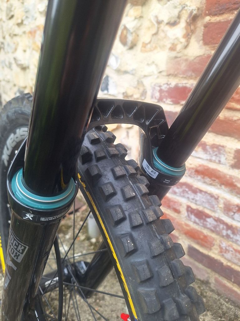 Used Commencal Supreme DH V3 2019 Mountainbike, Light Gray — image 4 of 8