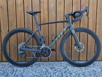 Used Scott SCOTT ADDICT RC30 2024 ROUES CARBONE BONTRAGER 2024 Road & Gravel — image 1 of 3