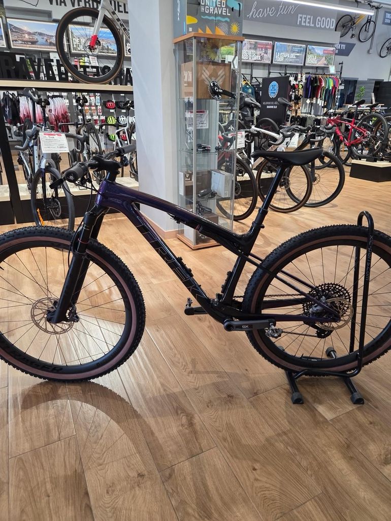 Used Trek Supercaliber SRAM GX Eagle AXS (T-Type) 2025 Mountainbike, Black, 29 — image 2 of 24