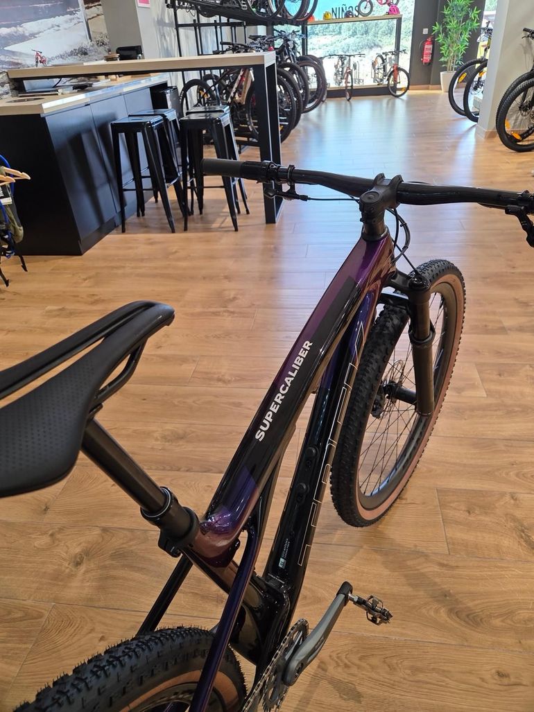 Used Trek Supercaliber SRAM GX Eagle AXS (T-Type) 2025 Mountainbike, Black, 29 — image 7 of 24