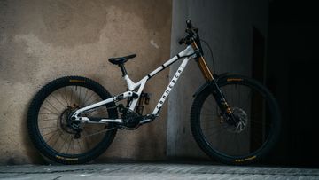 Used Commencal Supreme V5 2024 Mountainbike, White — image 1 of 9