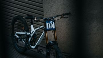 Used Commencal Supreme V5 2024 Mountainbike, White — image 4 of 9