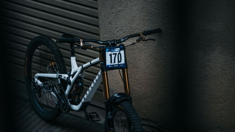 Używany Commencal Supreme V5 2024 Mountainbike — zdjęcie 4 z 9