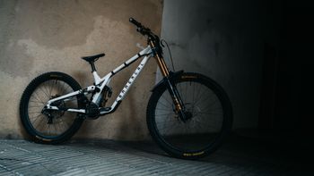 Używany Commencal Supreme V5 2024 Mountainbike — zdjęcie 3 z 9